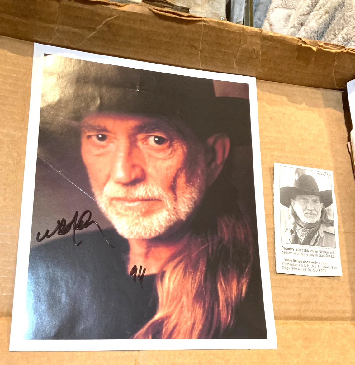 WILLIE NELSON — WILLIE NELSON VINTAGE AUTO SIGNED 1999 IN SAN DIEGO PHOTO COLORED 8x10/CERT.