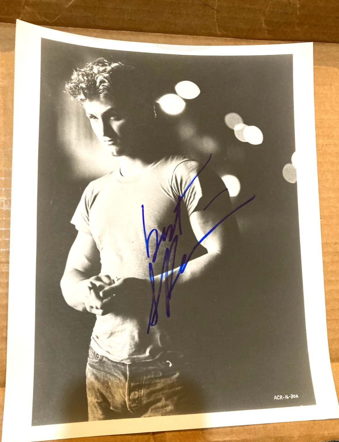 SEAN PENN — SEAN PENN VINTAGE AUTO SIGNED PHOTO B&W 8x10/CERT.NO STAIN ON PHOTO BAD CAMERA