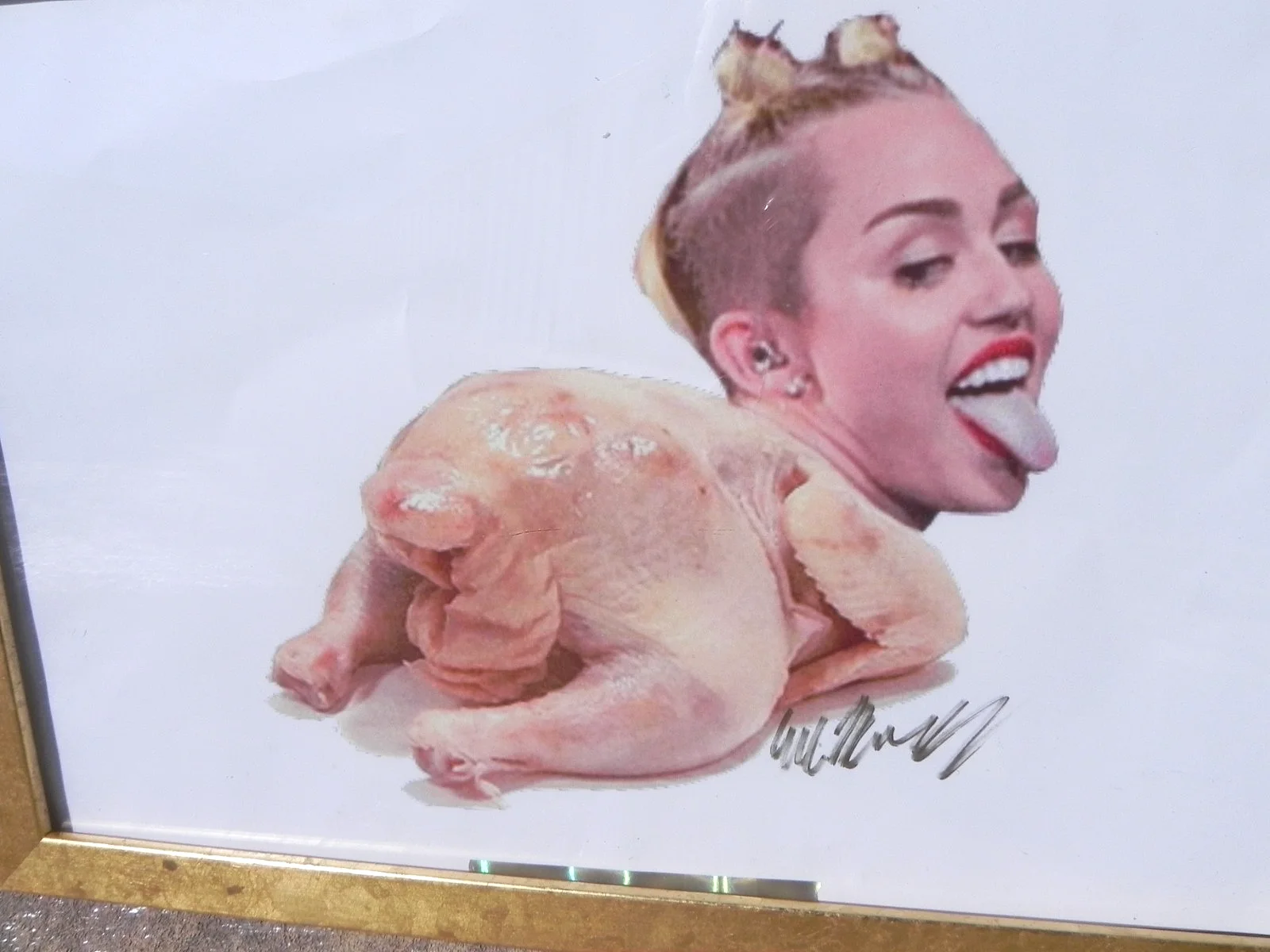 Miley Cyrus twerking turkey pop culture photo ca. 2013 SIGNED autographed, изображение 2