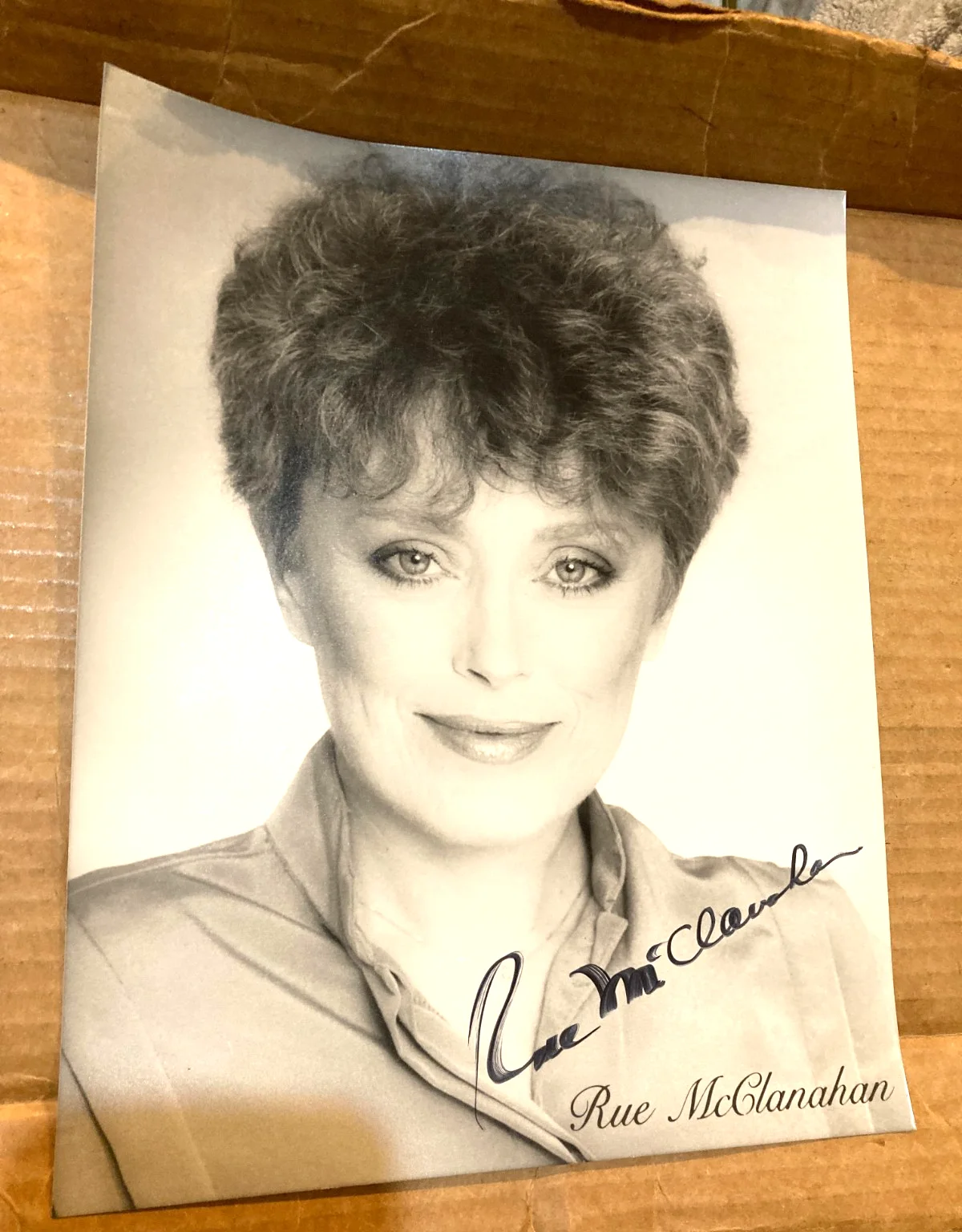 RUE MCCLANAHAN — RUE MCCLANAHAN SIGNED AUTO 8X10 B&W PHOTO /CERT. NO STAIN ON PHOTO BAD CAMERA