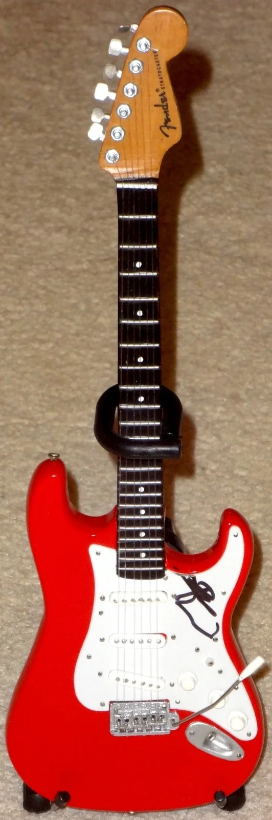 THE WHO PETE TOWNSHEND HAND SIGNED AUTOGRAPHED FENDER MINI GUITAR! RARE W/ PROOF, изображение 2