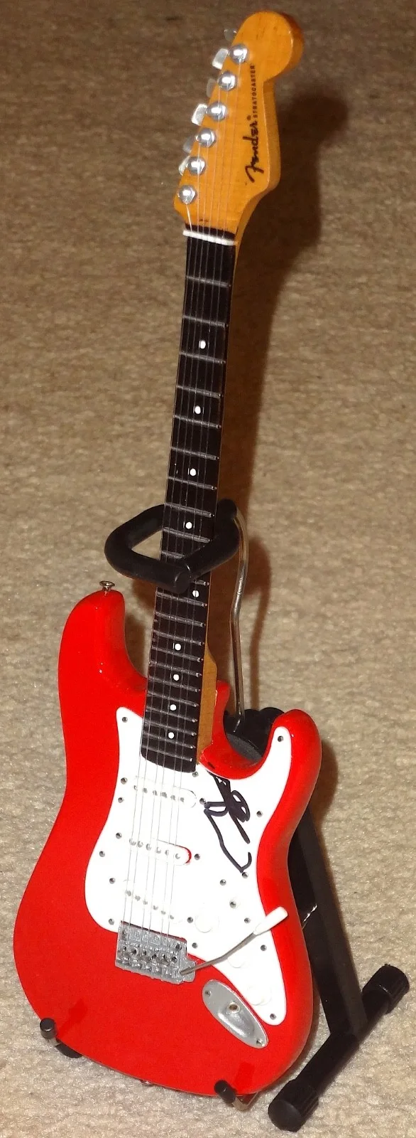 THE WHO PETE TOWNSHEND HAND SIGNED AUTOGRAPHED FENDER MINI GUITAR! RARE W/ PROOF, изображение 3
