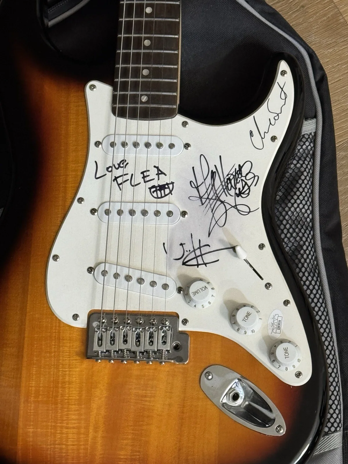 (JSA LOA) SIGNED RED HOT CHILI PEPPERS GUITAR KIEDIS FLEE CHAD FRUSCIANTE *CASE, изображение 2