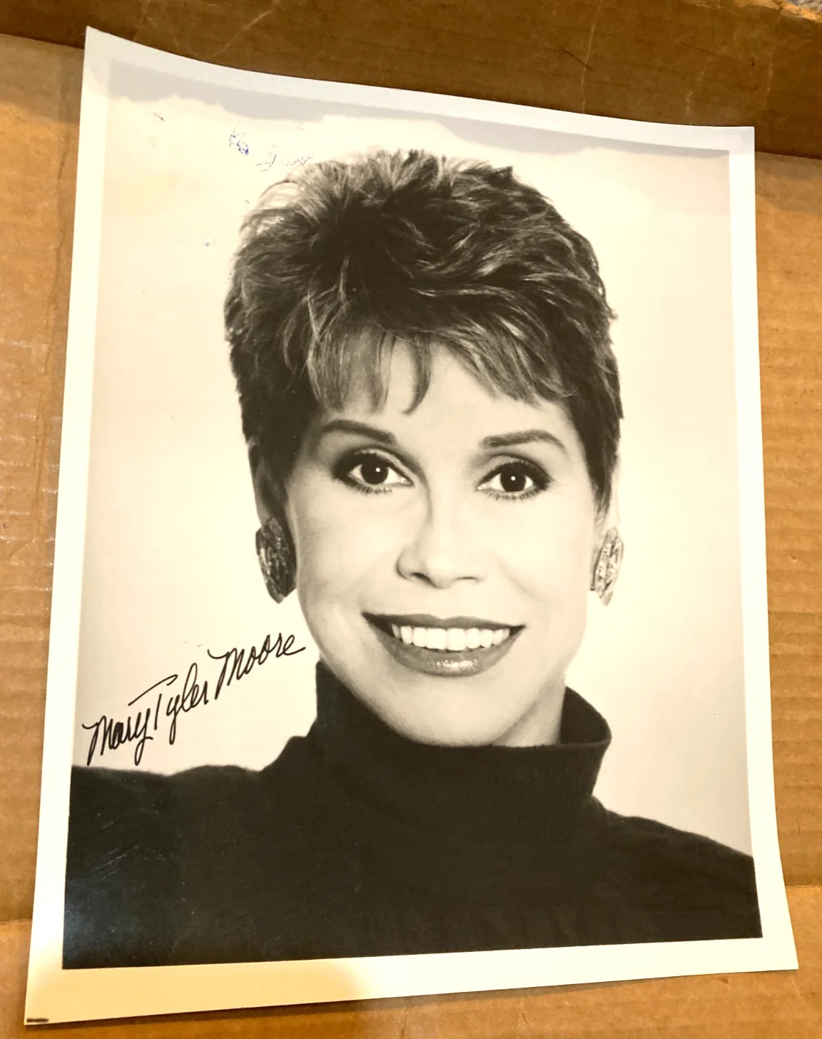 MARY TYLER MOORE — MARY TYLER MOORE SIGNED Auto 8 x 1 0 B&W PHOTO /CERTIFICATE