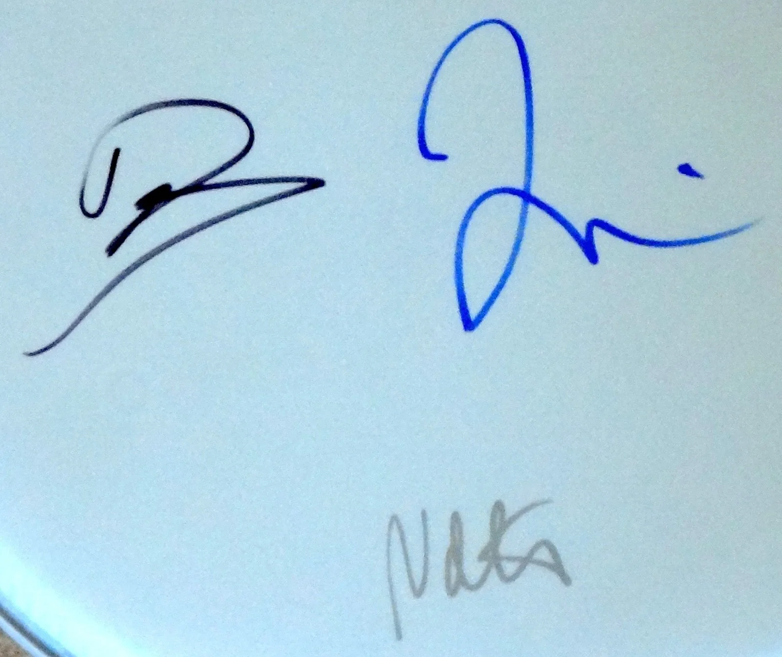 FOO FIGHTERS BAND HAND SIGNED AUTOGRAPHED DRUMHEAD BY 3! RARE WITH PROOF + COA!, изображение 2