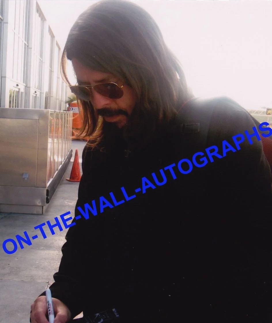 FOO FIGHTERS BAND HAND SIGNED AUTOGRAPHED DRUMHEAD BY 3! RARE WITH PROOF + COA!, изображение 3