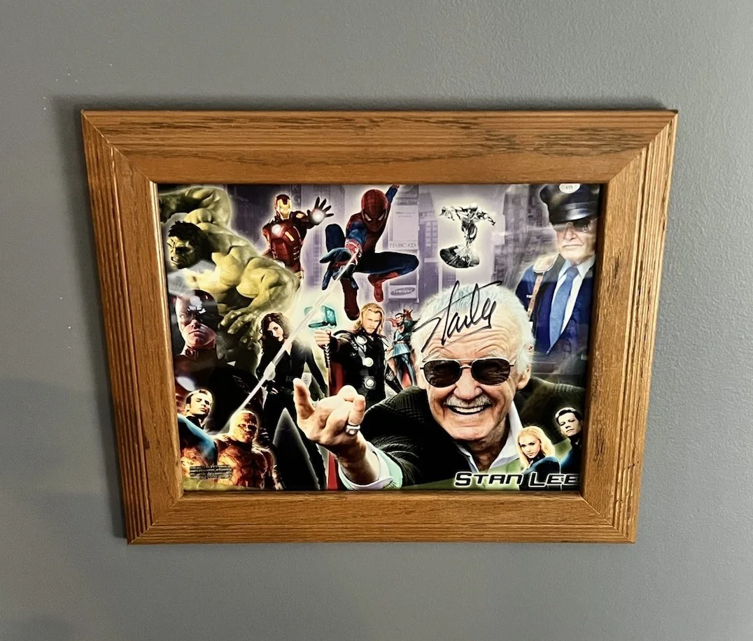 Stan Lee — STAN LEE Auto 🔥 MARVEL 8x10 Framed Photo On Fuji Paper W COA MCU - Sick Pic 👀, изображение 2