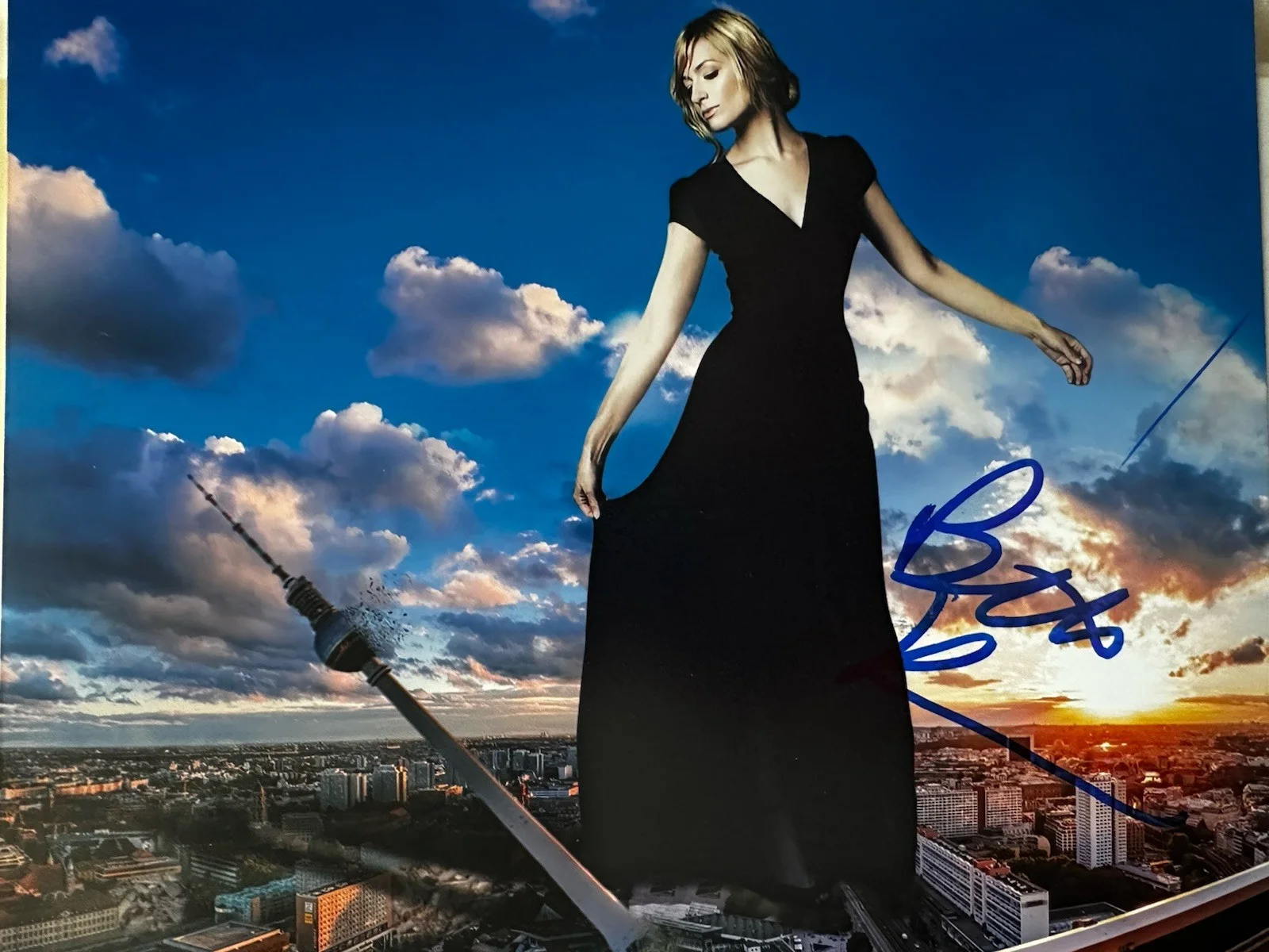 beth behrs — Beth Behrs signed 8x10 photo inn person. PROOF. 2 Broke Girls, изображение 2