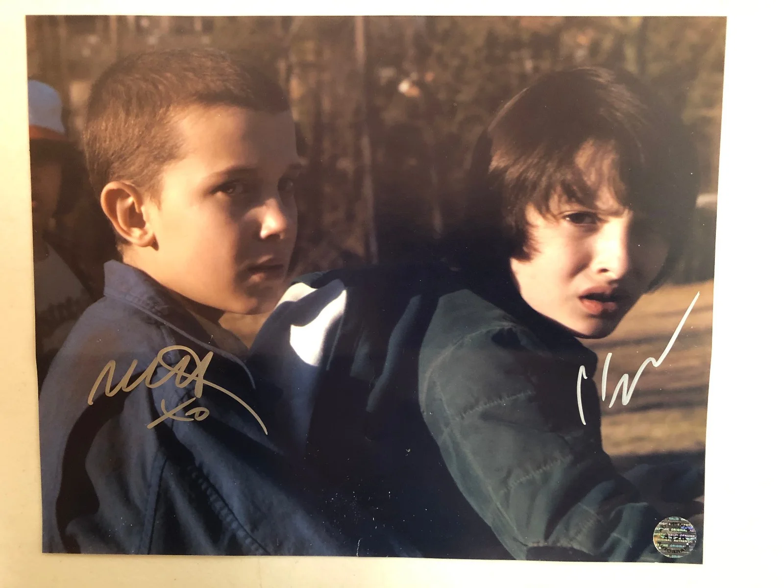 MILLIE BOBBY BROWN, FINN WOLFHARD — STRANGER THINGS - Millie Bobby Brown Finn Wolfhard Signed 2X Photo w/CofA, image 2