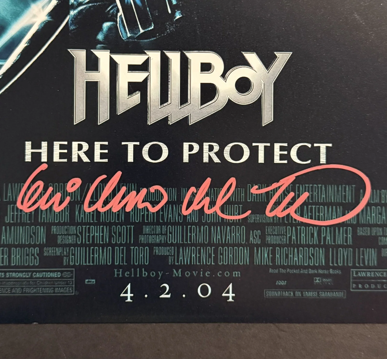 Guillermo Del Toro — Guillermo Del Toro signed photo 12x18 Hellboy Here To Protect, изображение 2
