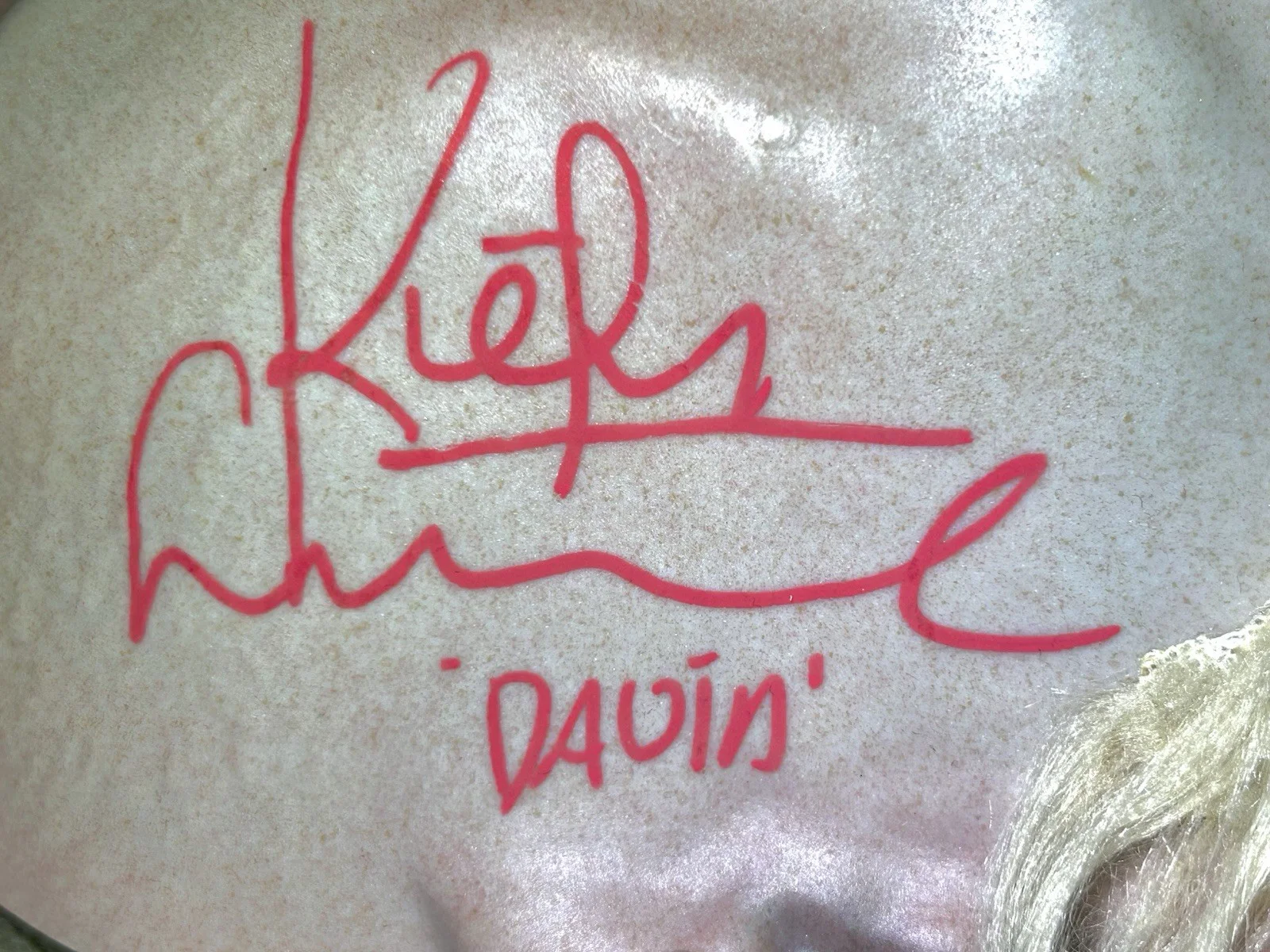 Kiefer Sutherland — Kiefer Sutherland Signed The Lost Boys Trick Or Treat Mask “David” (JSA COA), изображение 3