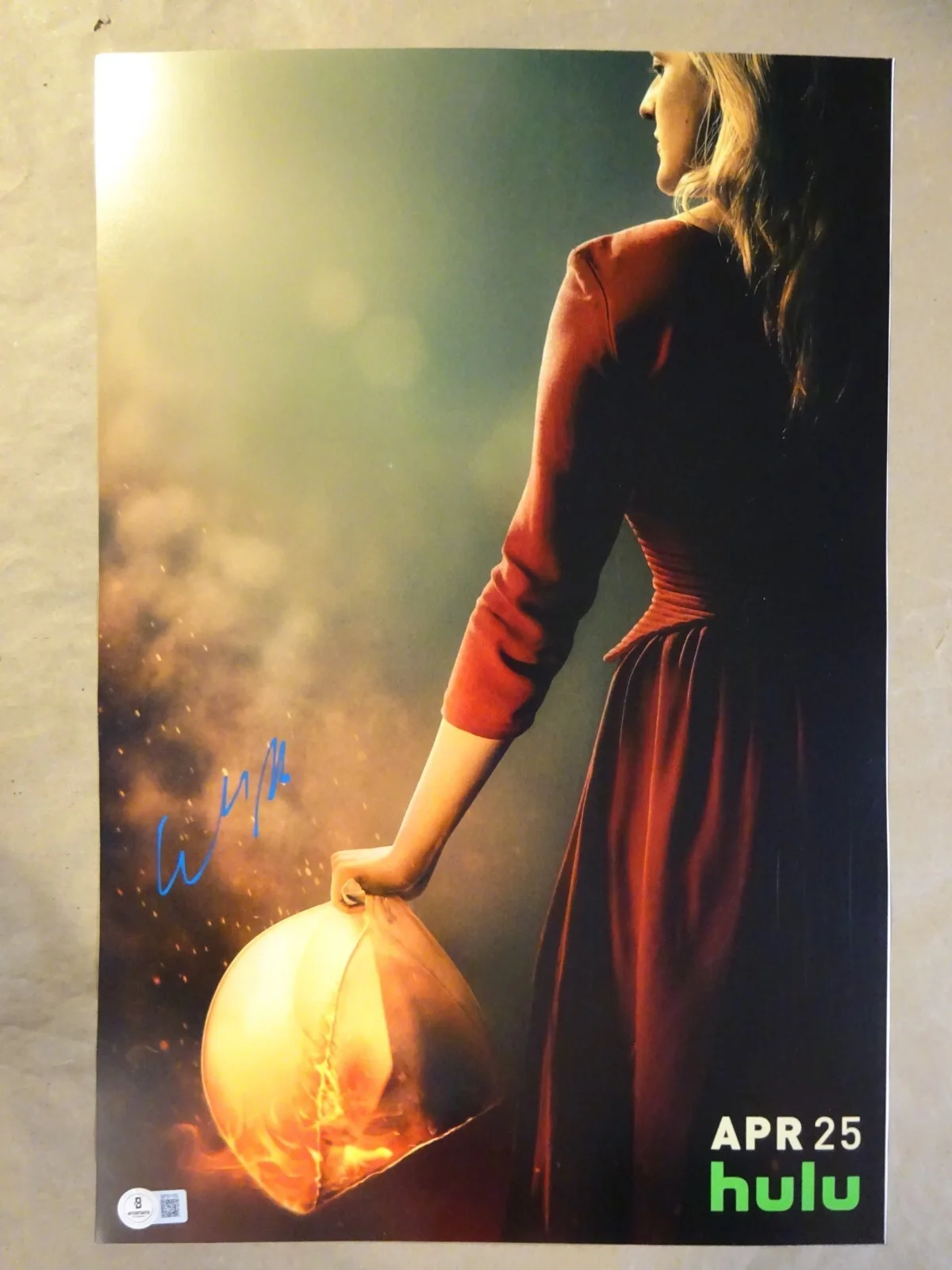 Elisabeth Moss — Signed Elisabeth Moss Autographed The Handmaid's Tale 12"x18" Photo BAS COA
