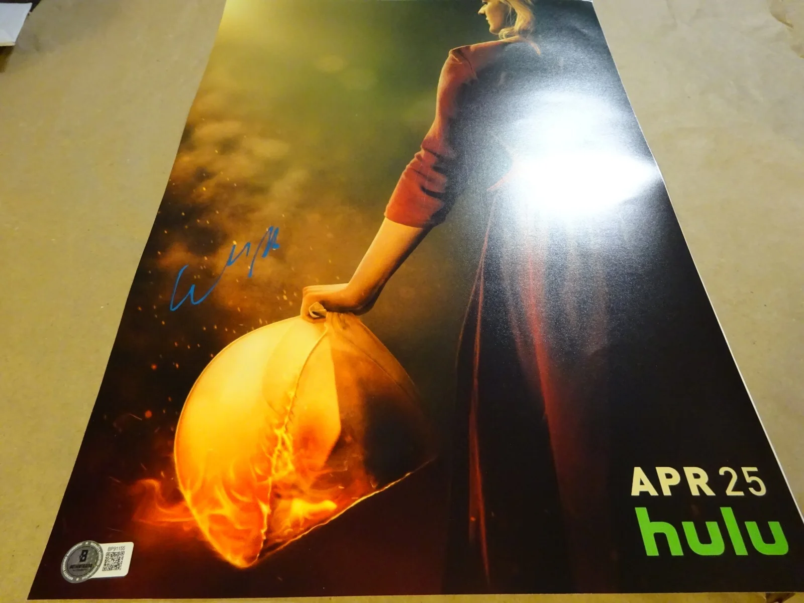Elisabeth Moss — Signed Elisabeth Moss Autographed The Handmaid's Tale 12"x18" Photo BAS COA, image 2