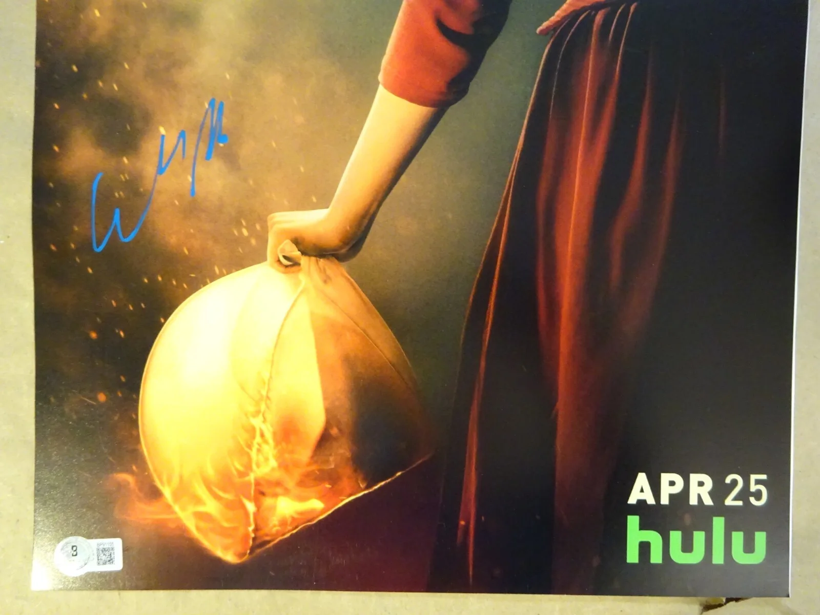 Elisabeth Moss — Signed Elisabeth Moss Autographed The Handmaid's Tale 12"x18" Photo BAS COA, image 3