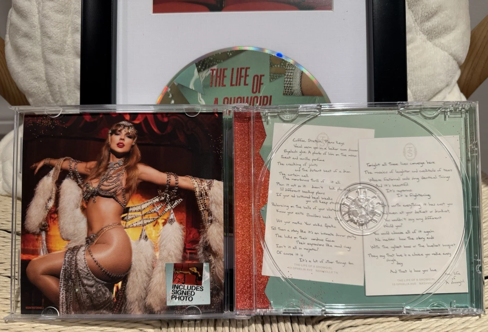 Taylor Swift Hand Signed Autographed Framed CD THE LIFE OF A SHOWGIRL PHOTO #4, изображение 2