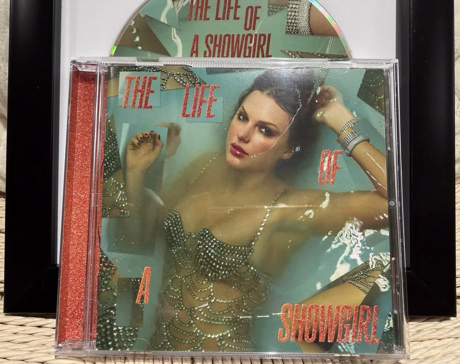 Taylor Swift Hand Signed Autographed Framed CD THE LIFE OF A SHOWGIRL PHOTO #4, изображение 3