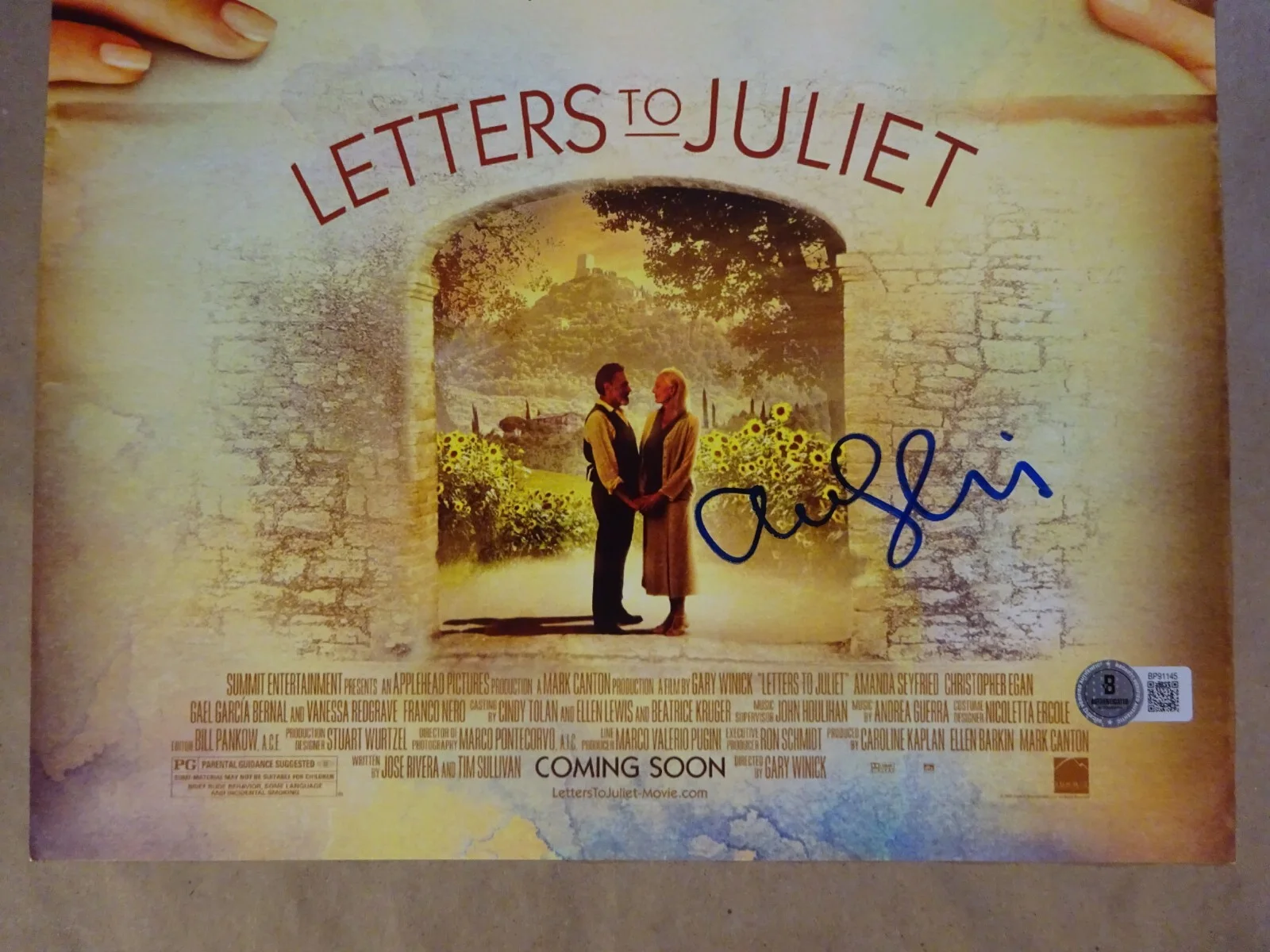 Amanda Seyfried — Signed Amanda Seyfried Autographed Letters to Juliet Photo 11"x17" Beckett COA, изображение 3