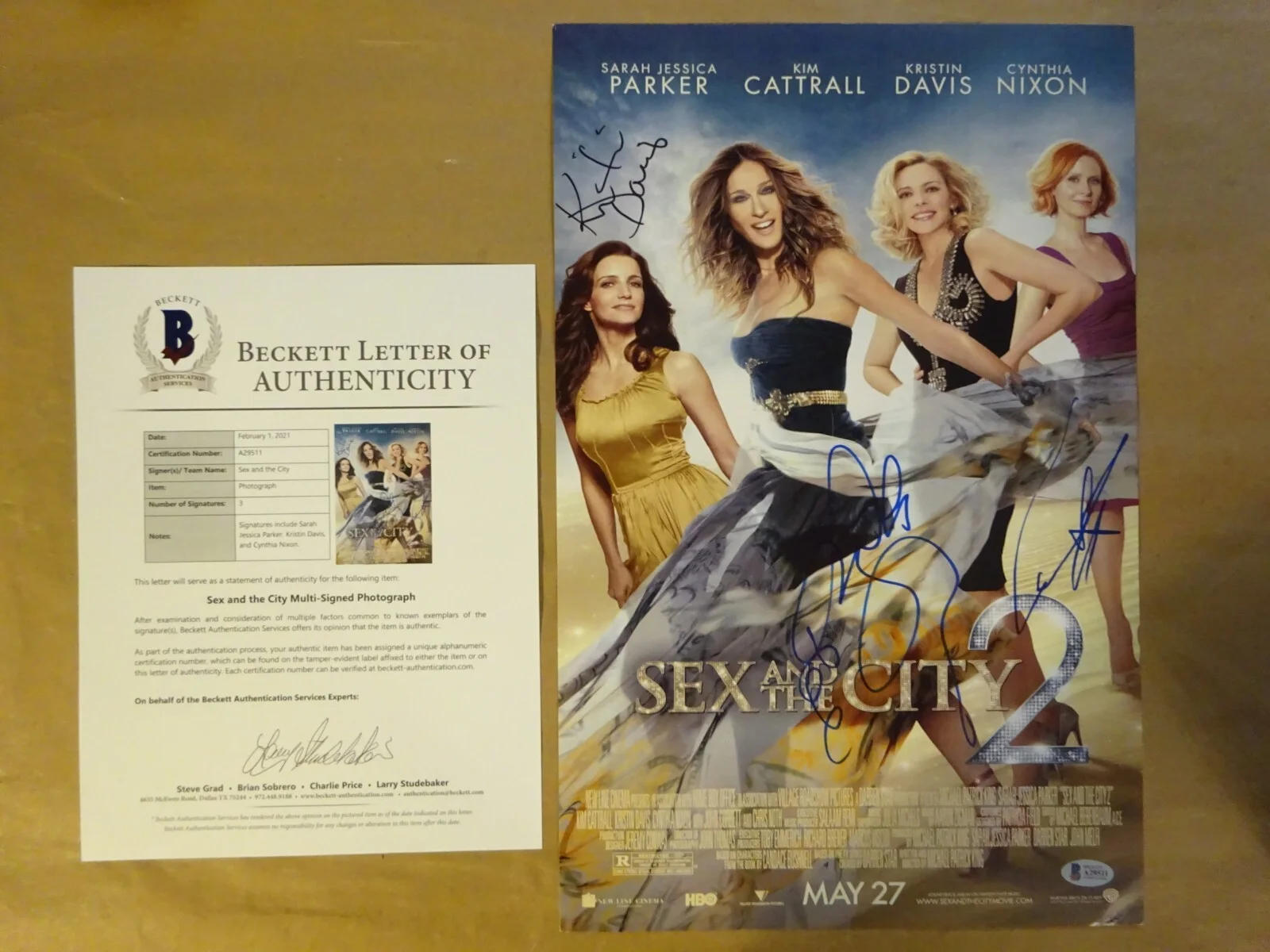 Sarah Jessica Parker, Kristin Davis, Cynthia Nixon — Signed Sex And The City 2 11x17 Photo Jessica Parker Nixon Davis Beckett COA LOA