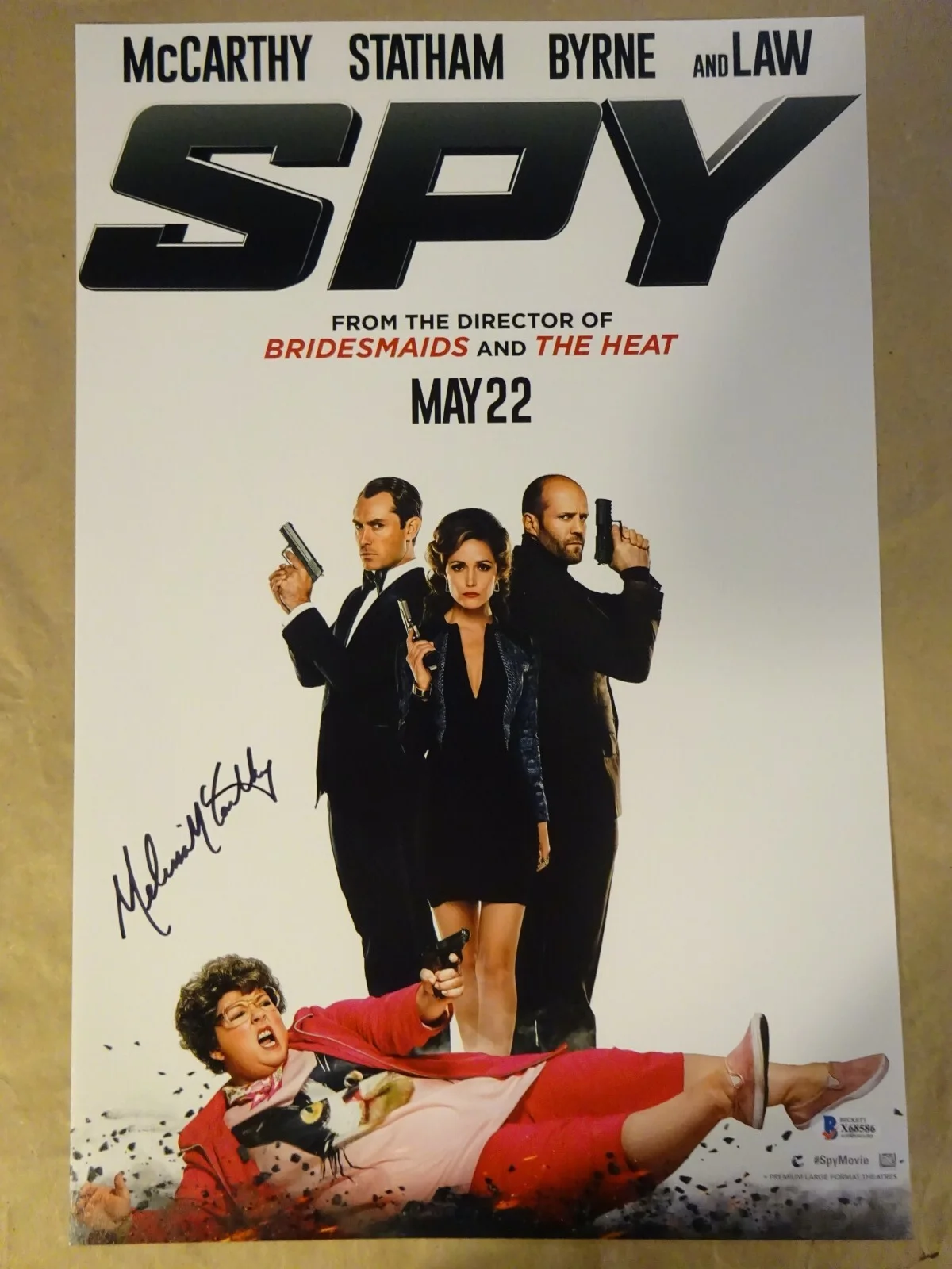 Melissa McCarthy — Signed Melissa McCarthy Autographed Spy 12"x18" Photo Beckett BAS COA, image 2