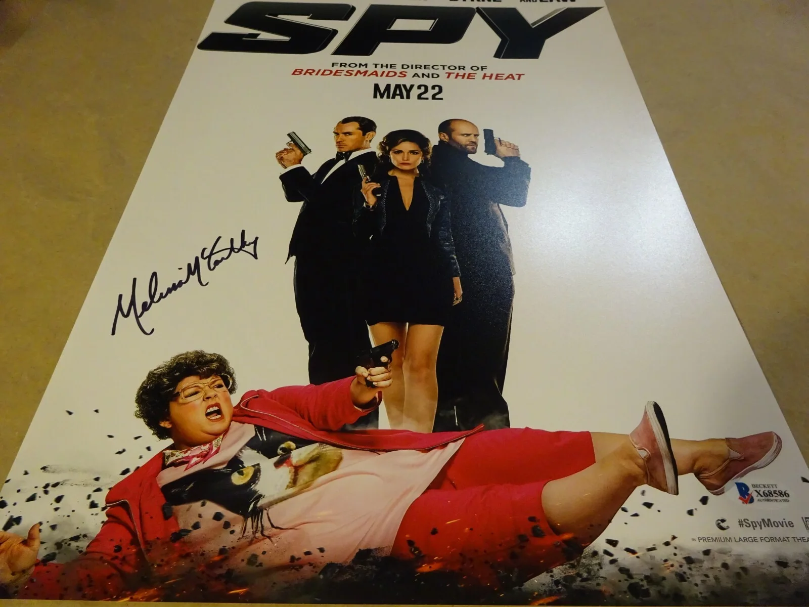Melissa McCarthy — Signed Melissa McCarthy Autographed Spy 12"x18" Photo Beckett BAS COA, image 3