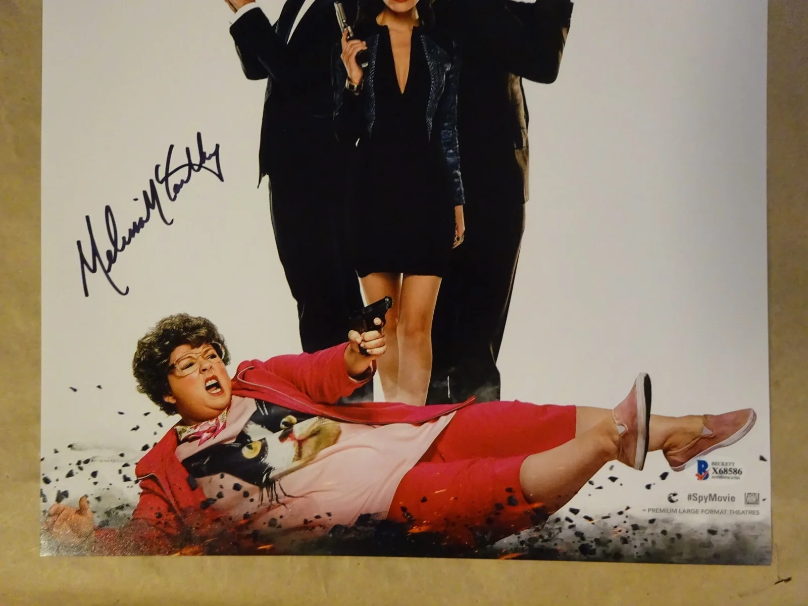 Melissa McCarthy — Signed Melissa McCarthy Autographed Spy 12"x18" Photo Beckett BAS COA, image 4