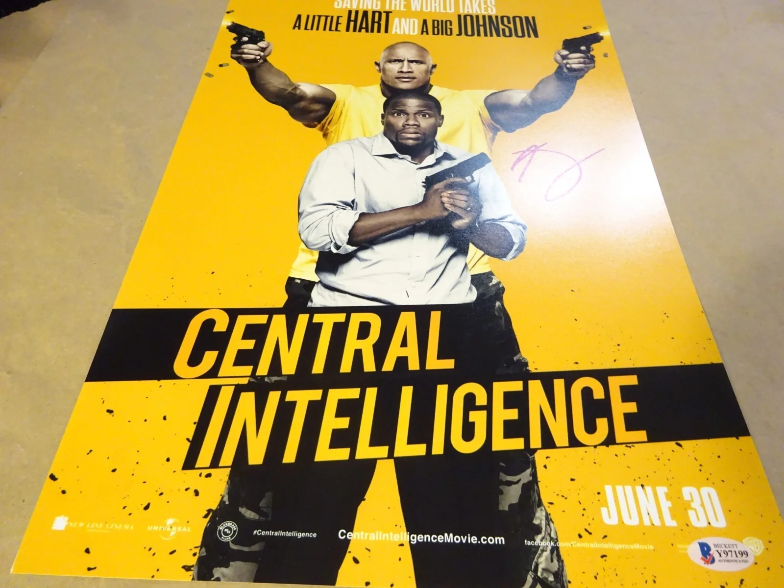 Kevin Hart — Signed Kevin Hart Autographed Central Intelligence 12"x18" Photo Beckett BAS COA, image 3