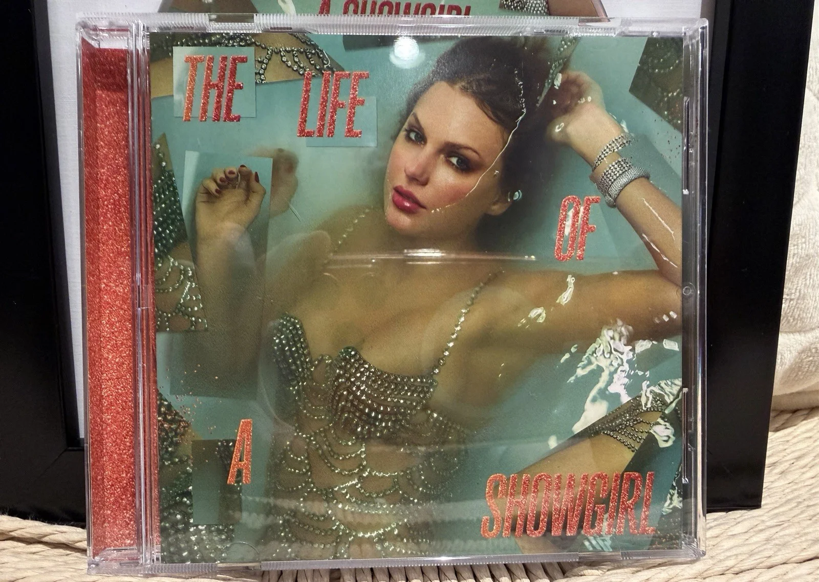 Taylor Swift Hand Signed Autographed Framed CD THE LIFE OF A SHOWGIRL PHOTO #2, изображение 2