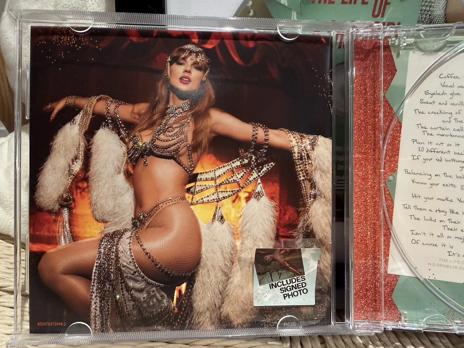 Taylor Swift Hand Signed Autographed Framed CD THE LIFE OF A SHOWGIRL PHOTO #2, изображение 4