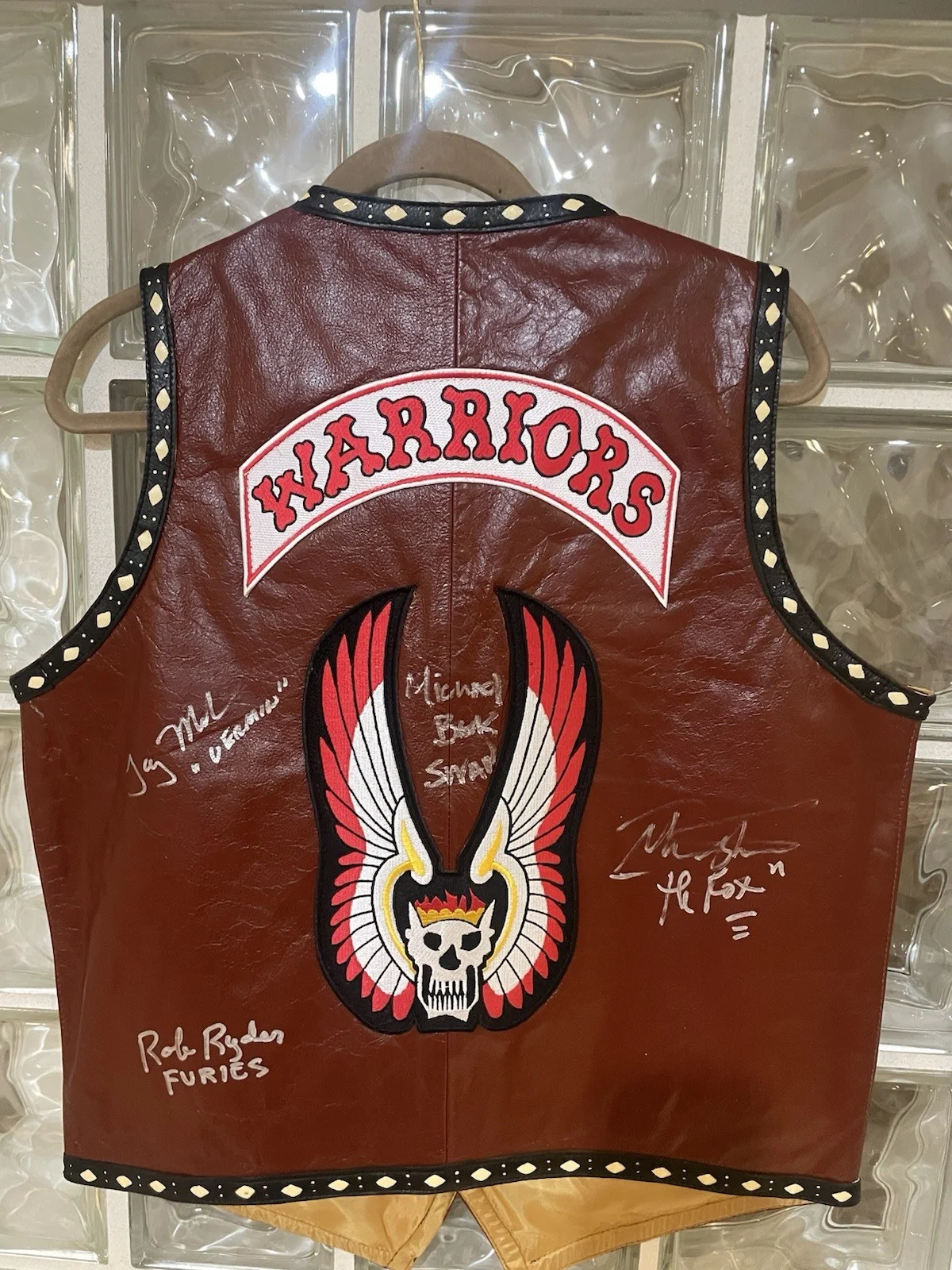 The Warriors Movie Signed Vest Leather Mezco Autograph Michael Beck Swan Fox, изображение 3