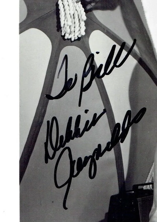 DEBBIE REYNOLDS — DEBBIE REYNOLDS HAND SIGNED BLACK WHITE PHOTO 8x10 "UNSINKABLE MOLLY BROWN" COA, image 2