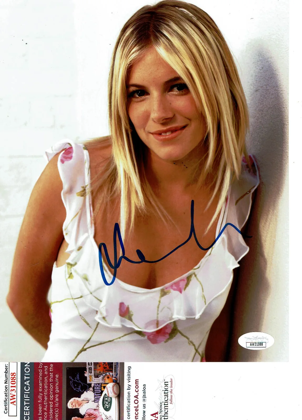 Sienna Miller — Beautiful Sienna Miller autographed 8x10 color photo JSA Certified