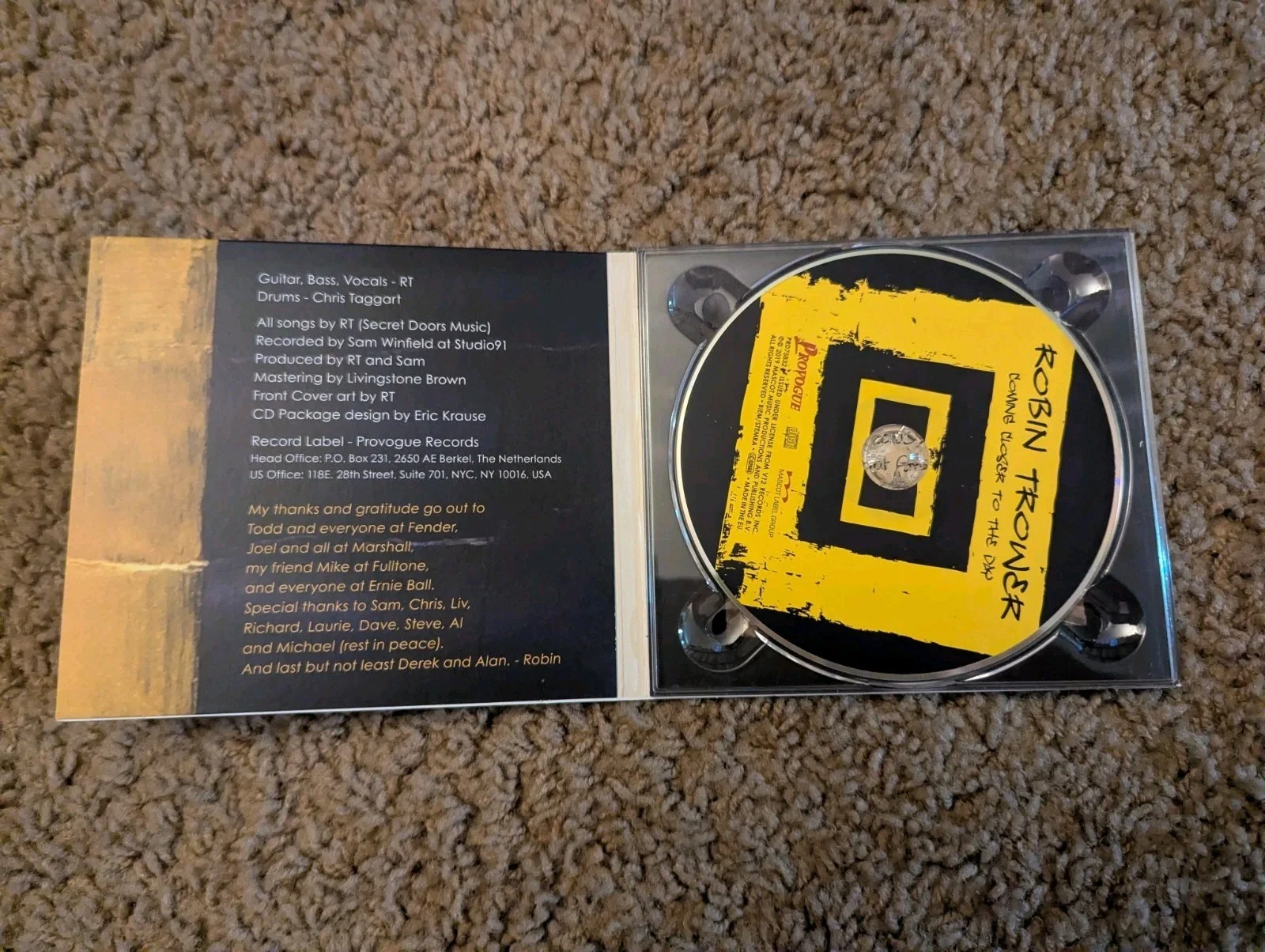 ROBIN TROWER Coming Closer To The Day CD Signed Autographed By Robin Trower 2019, изображение 4