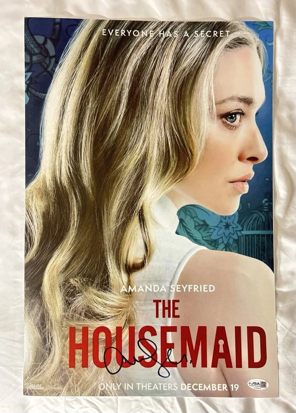 AMANDA SEYFRIED — Amanda Seyfried Signed The Housemaid 12x18 Poster Autographed JSA COA, изображение 2