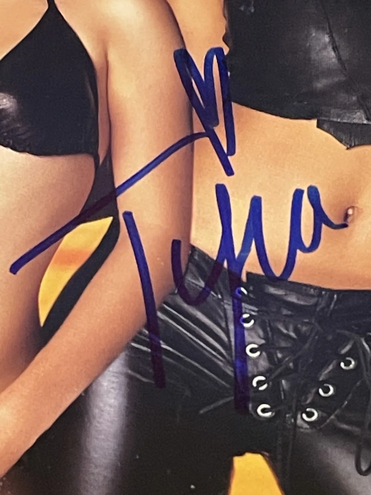 Trya Banks — Tyra Banks Signed Maxim Magazine August 2000 Coyote Ugly Victoria's Secret Angel, изображение 2