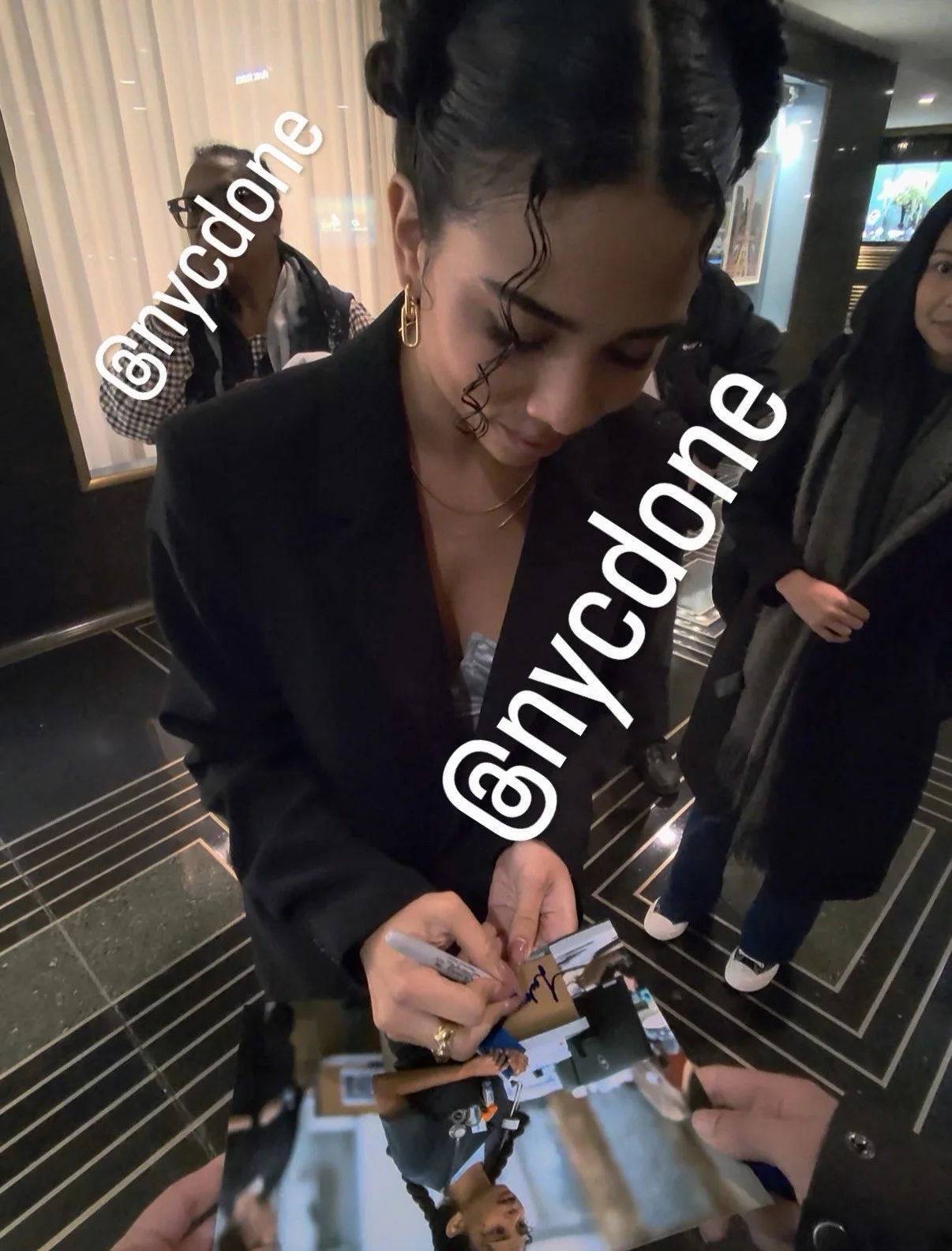 Laëtitia Hollard — Laëtitia Hollard signed The Pitt 8x10 PHOTO PROOF, изображение 3
