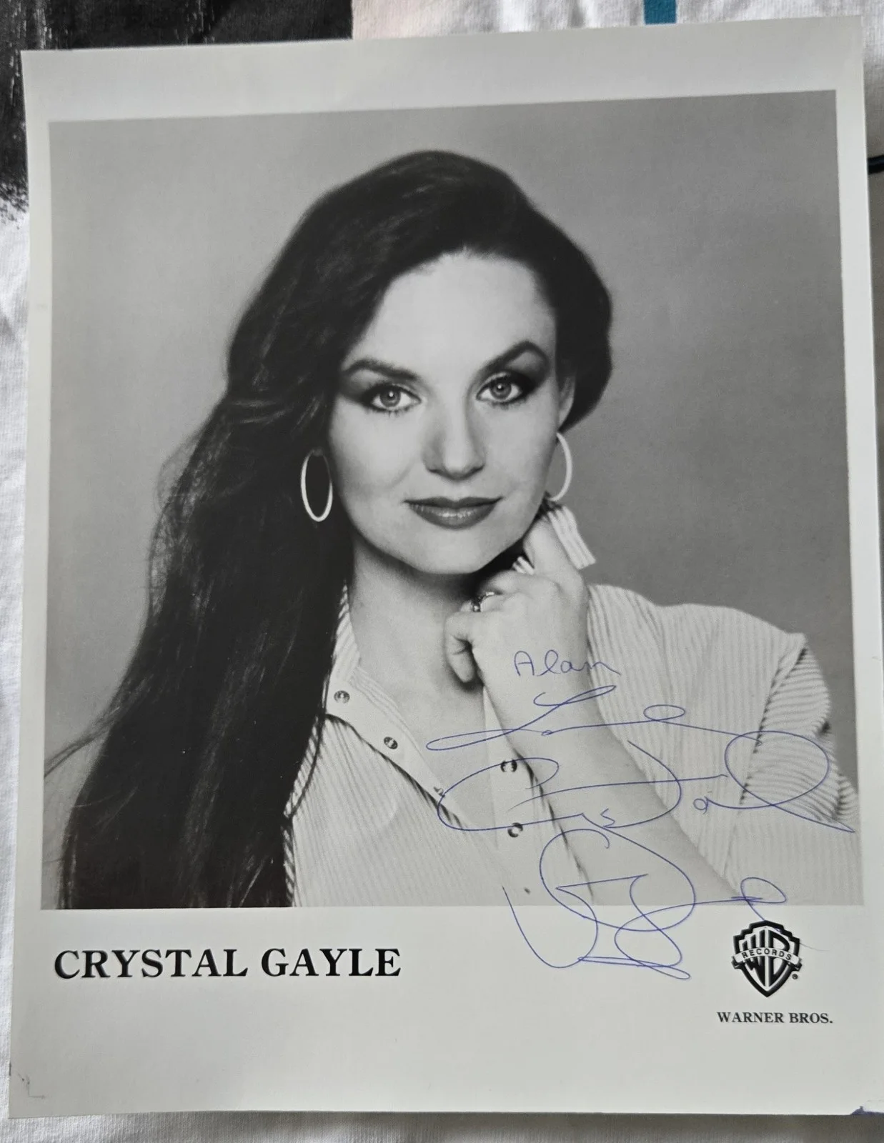 Crystal Gayle IP Signed Medium T Shirt + WB B&W Signed 8X10 Personalized to Alan, image 2