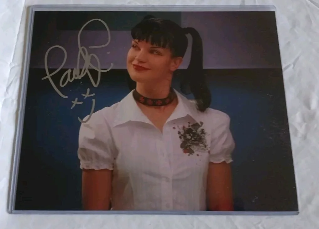 Pauley Perrette — Pauley Perrette signed 8x10 photo as NCIS Forensic Agent Abby Sciuto
