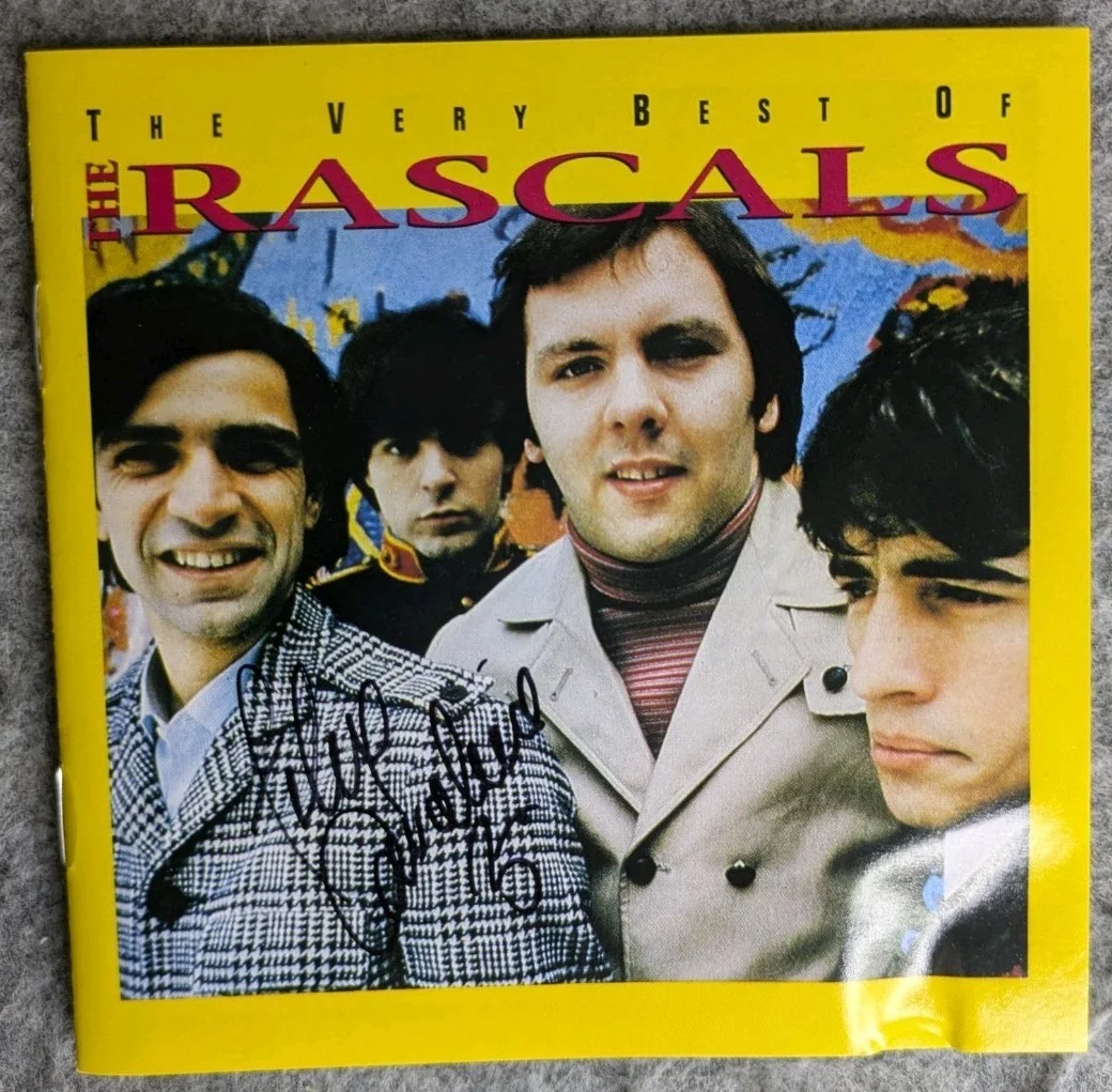 The Rascals Autographed CD Very Best Of Signed Booklet Appears Felix Cavaliere, изображение 2