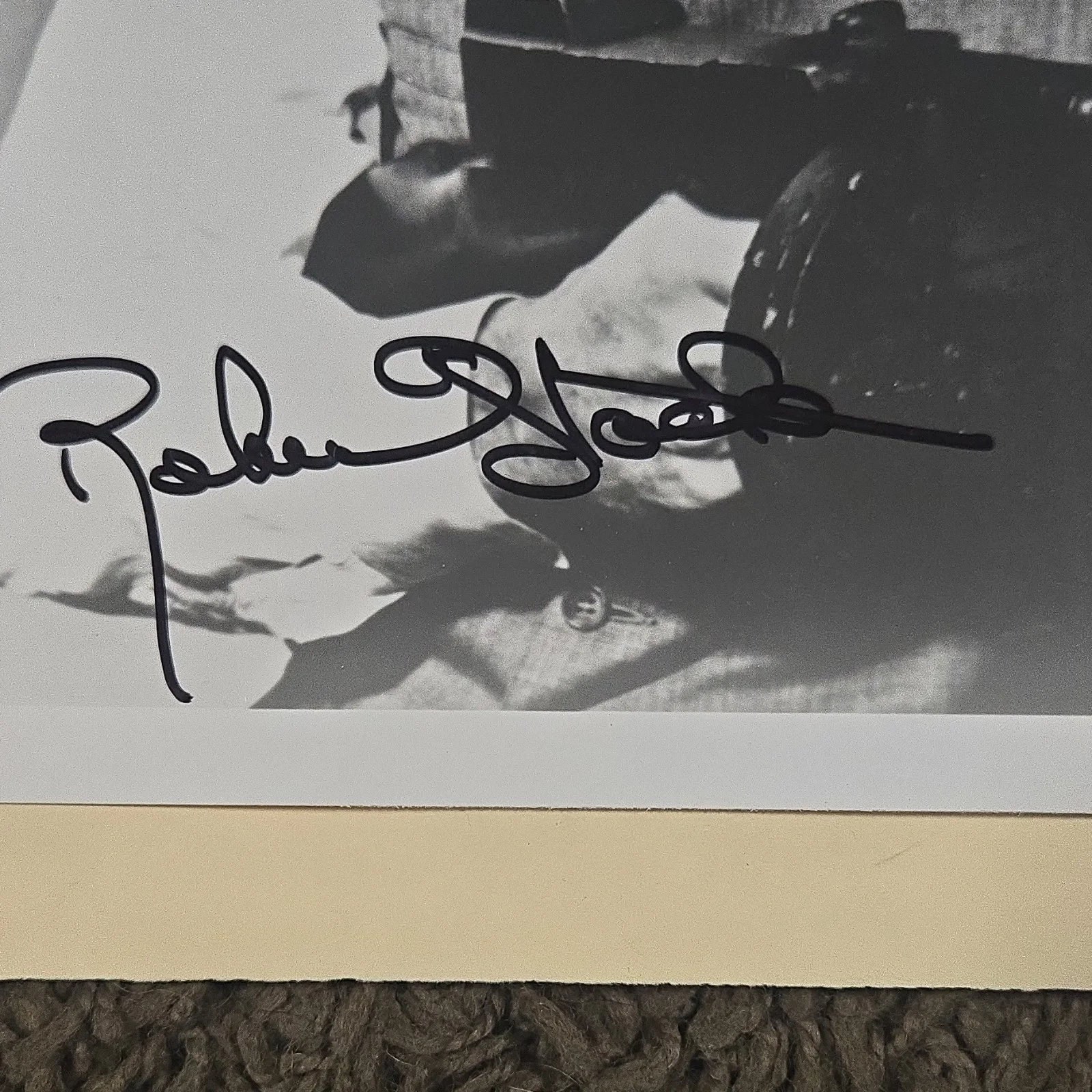 Robert Stack — Robert Stack Signed Original Movie Photograph Autograph Black and White 8x10, изображение 2