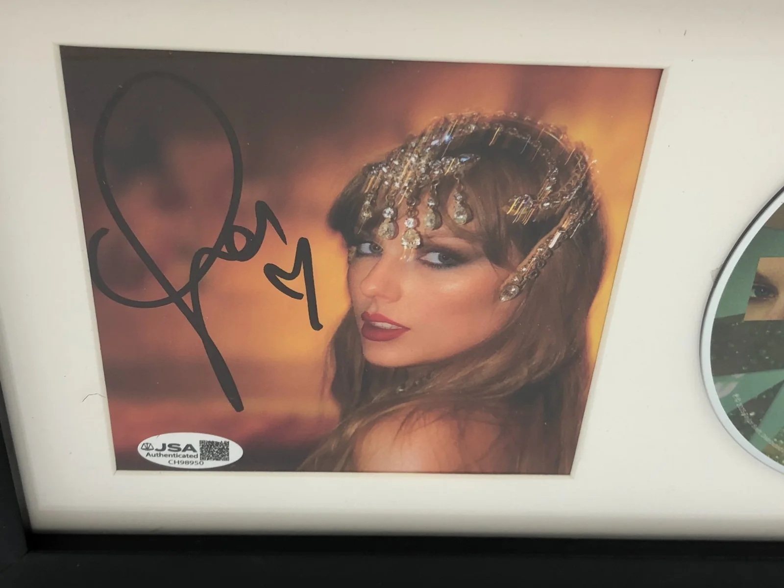 TAYLOR SWIFT JSA AUTO FRAMED CD Insert LONG SIGNATURE The LIFE of a SHOWGIRL, изображение 2