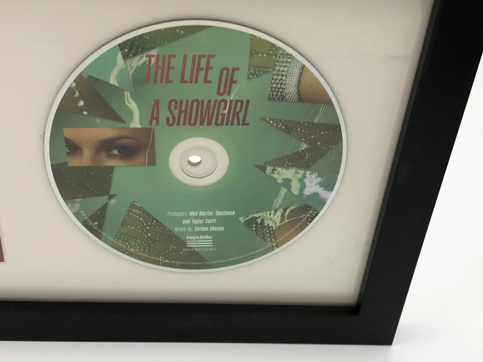 TAYLOR SWIFT JSA AUTO FRAMED CD Insert LONG SIGNATURE The LIFE of a SHOWGIRL, изображение 3