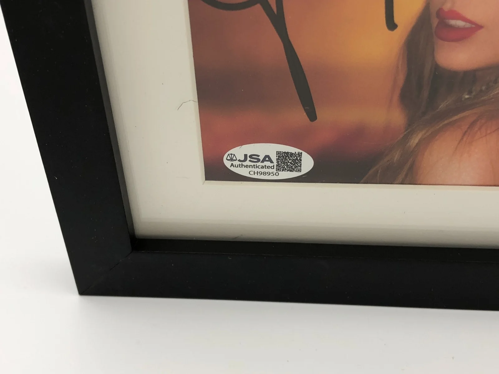 TAYLOR SWIFT JSA AUTO FRAMED CD Insert LONG SIGNATURE The LIFE of a SHOWGIRL, изображение 4