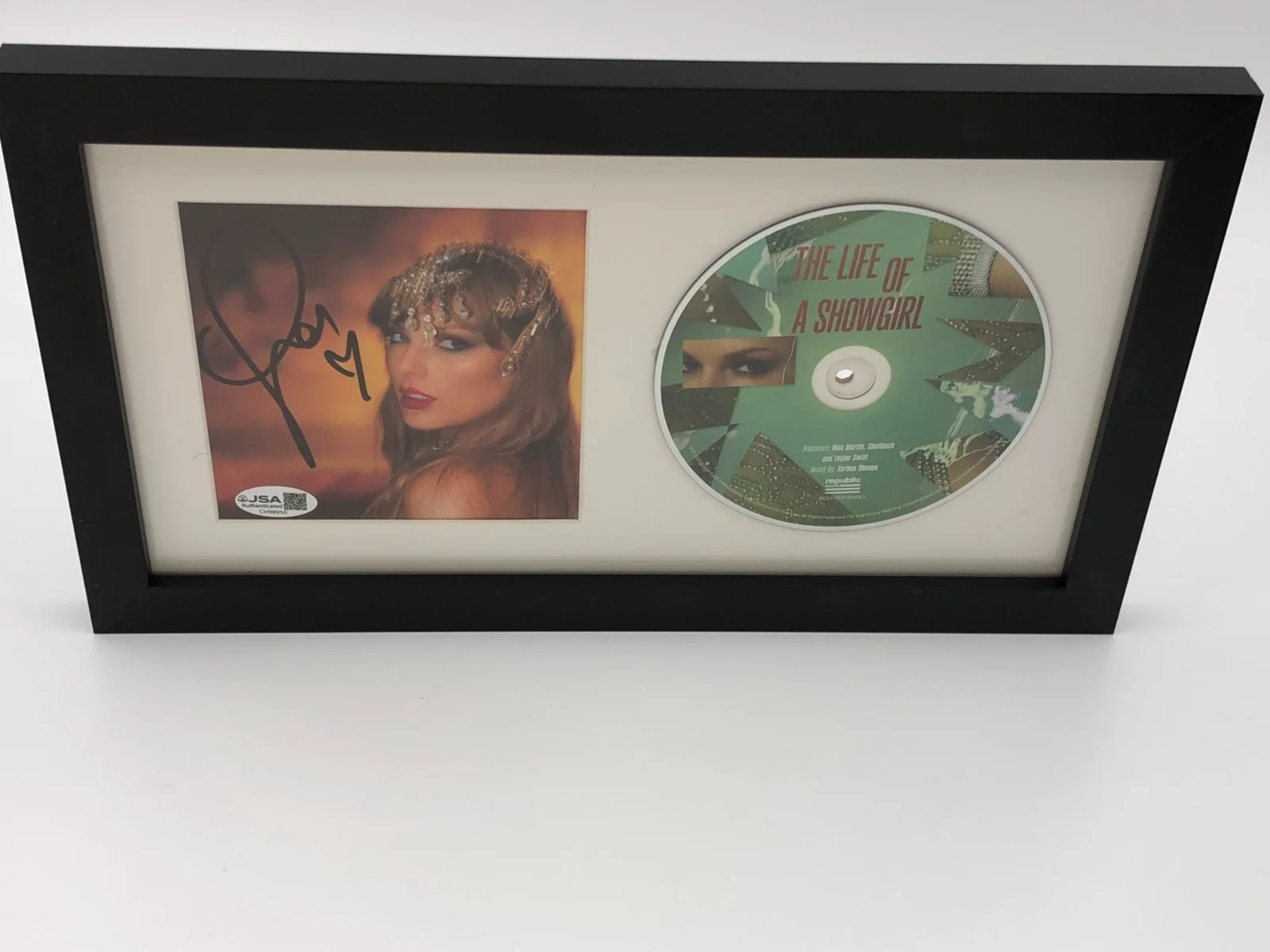 TAYLOR SWIFT JSA AUTO FRAMED CD Insert LONG SIGNATURE The LIFE of a SHOWGIRL, изображение 5