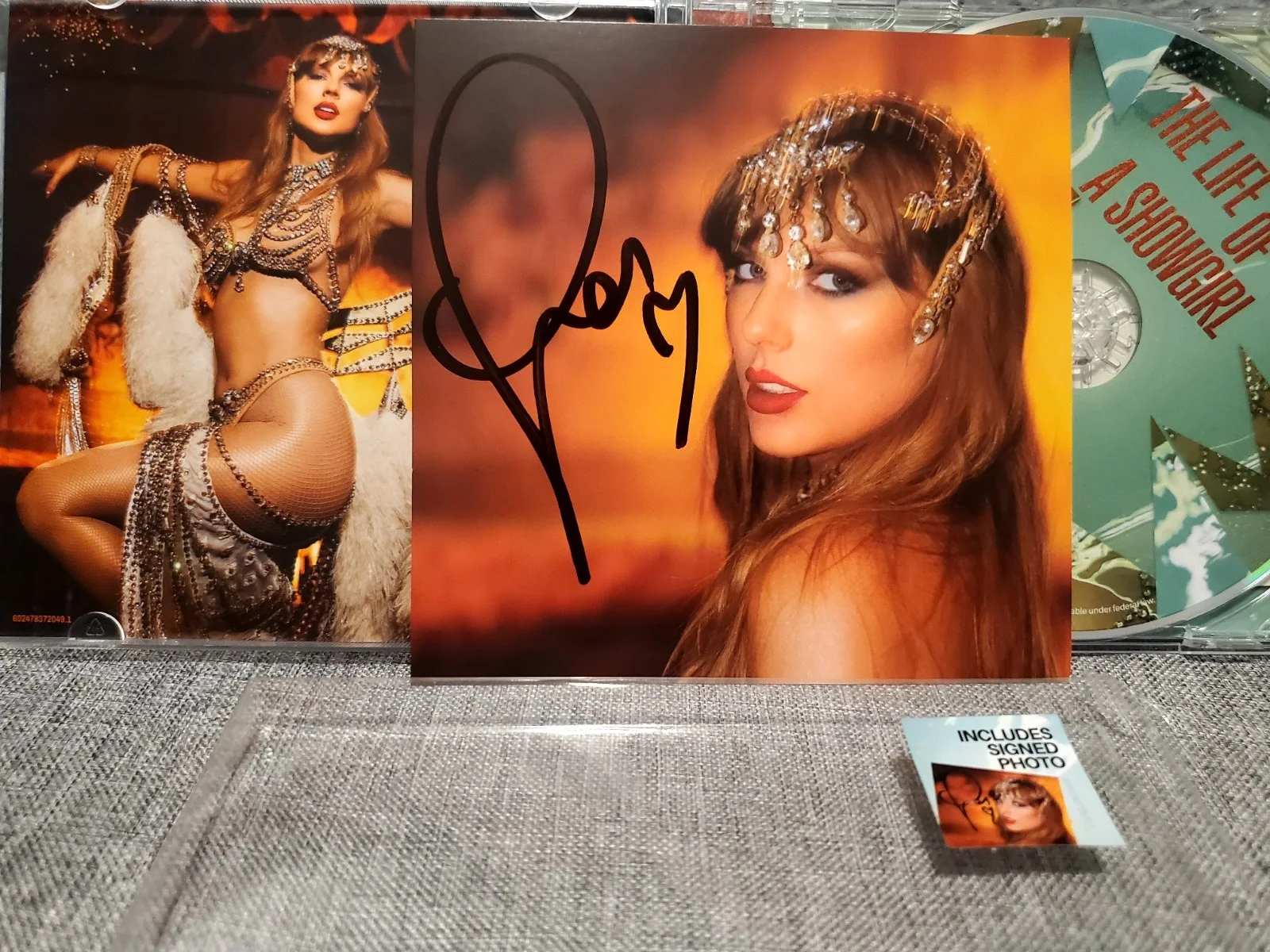 Taylor Swift The Life Of A Showgirl Signed Cd Photo 1, изображение 2