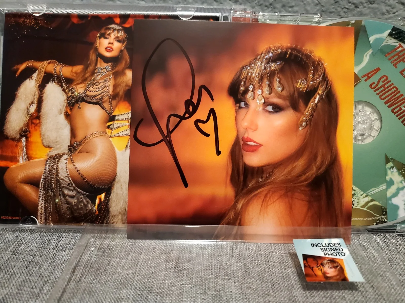 Taylor Swift The Life Of A Showgirl Signed Cd Photo 1, изображение 2