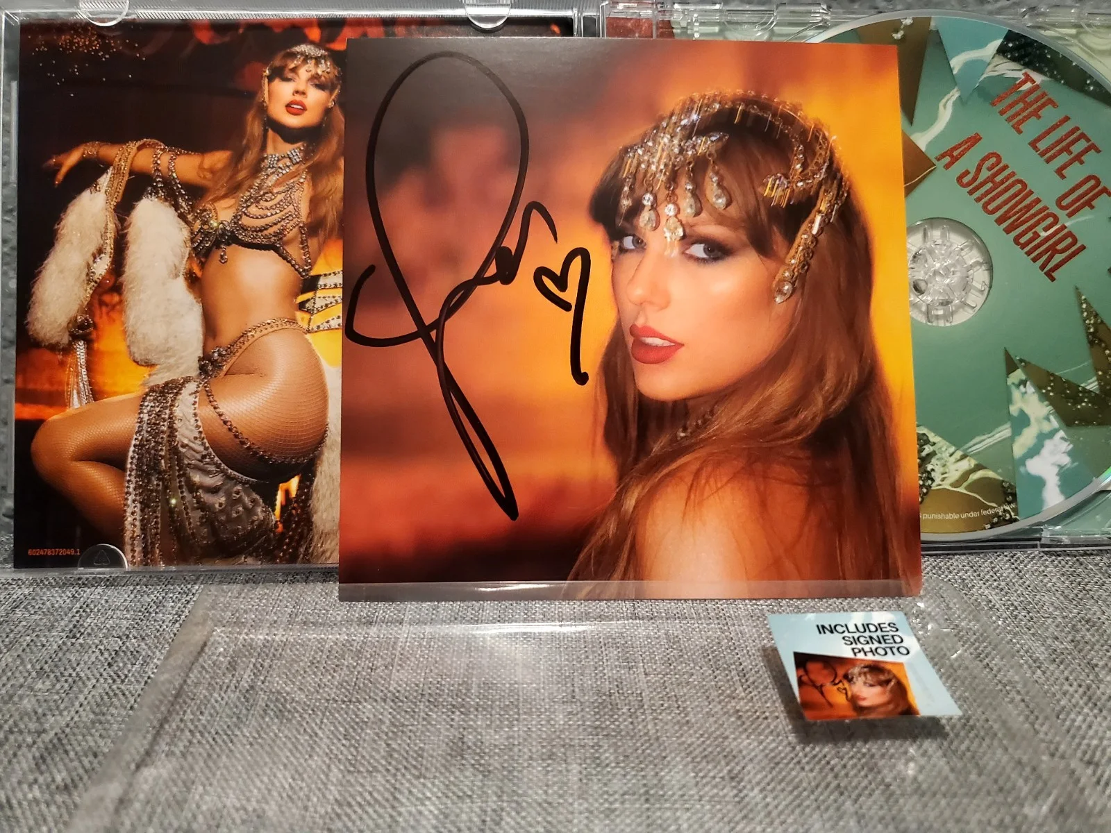 Taylor Swift The Life Of A Showgirl Signed Cd Photo 1, изображение 2