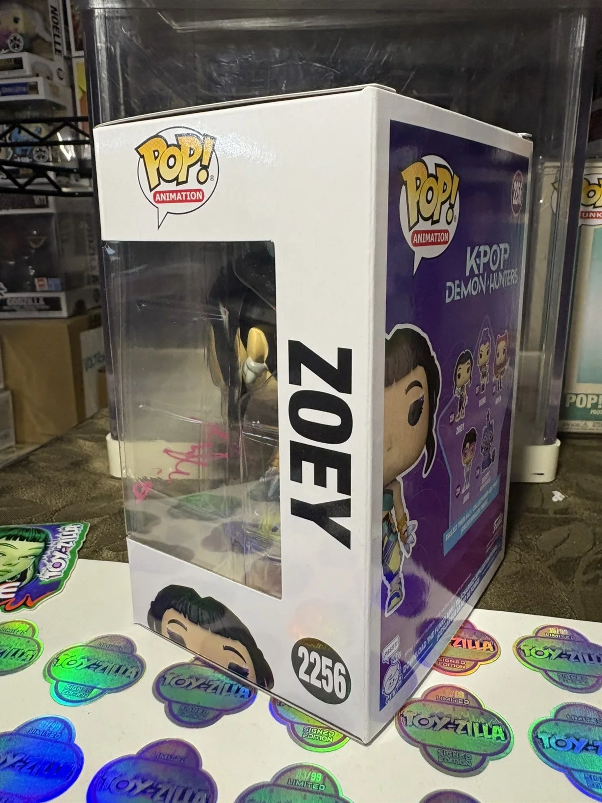 Rei Ami — Rei Ami Signed Zoey Funko 2256 K-Pop Demon Hunters Singing Voice SWAU COA +CASE, изображение 5