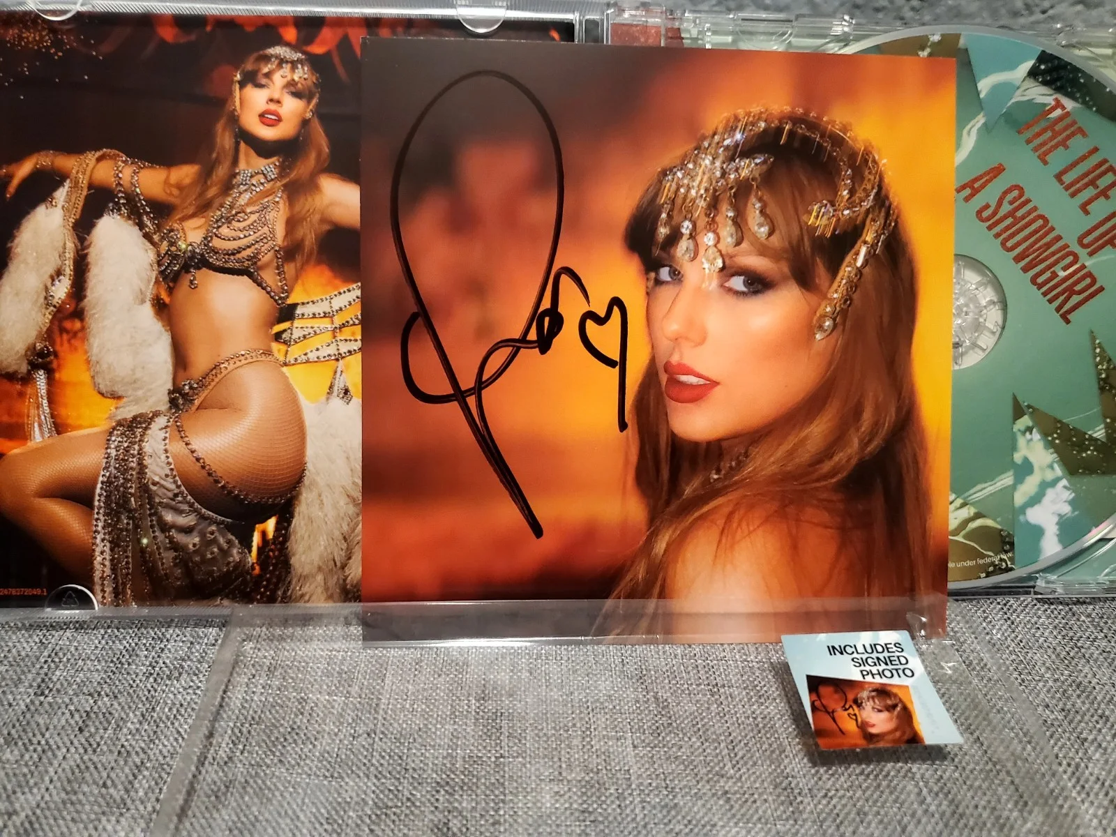 Taylor Swift The Life Of A Showgirl Signed Cd Photo 1, изображение 2