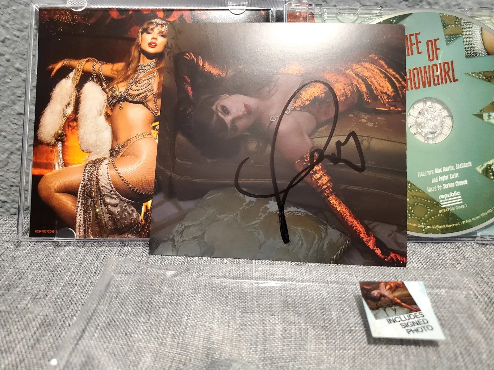 Taylor Swift The Life Of A Showgirl Signed Cd Photo 2, изображение 2