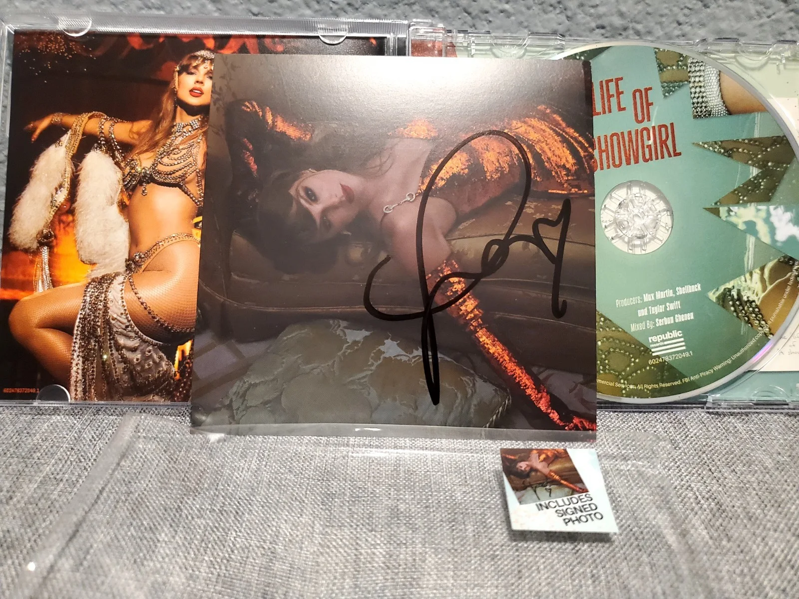 Taylor Swift The Life Of A Showgirl Signed Cd Photo 2 heart with tail, изображение 2